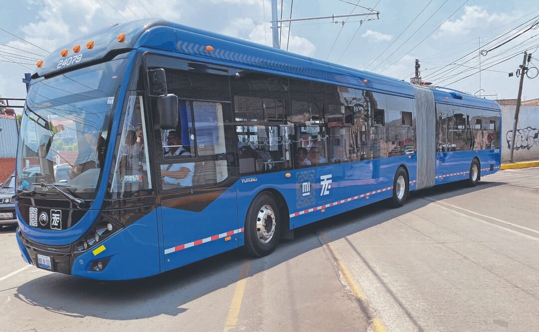 Las pruebas operativas que realizan las unidades articuladas se hacen sin usuarios; concesionarios de transporte comentaron que como las unidades son más largas y pesadas les dan preferencia de paso para agilizar el tránsito. Foto: de EMILIO FERNÁNDEZ. EL UNIVERSAL