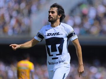 Alejandro Arribas le pinta dedo a la afición de Pumas
