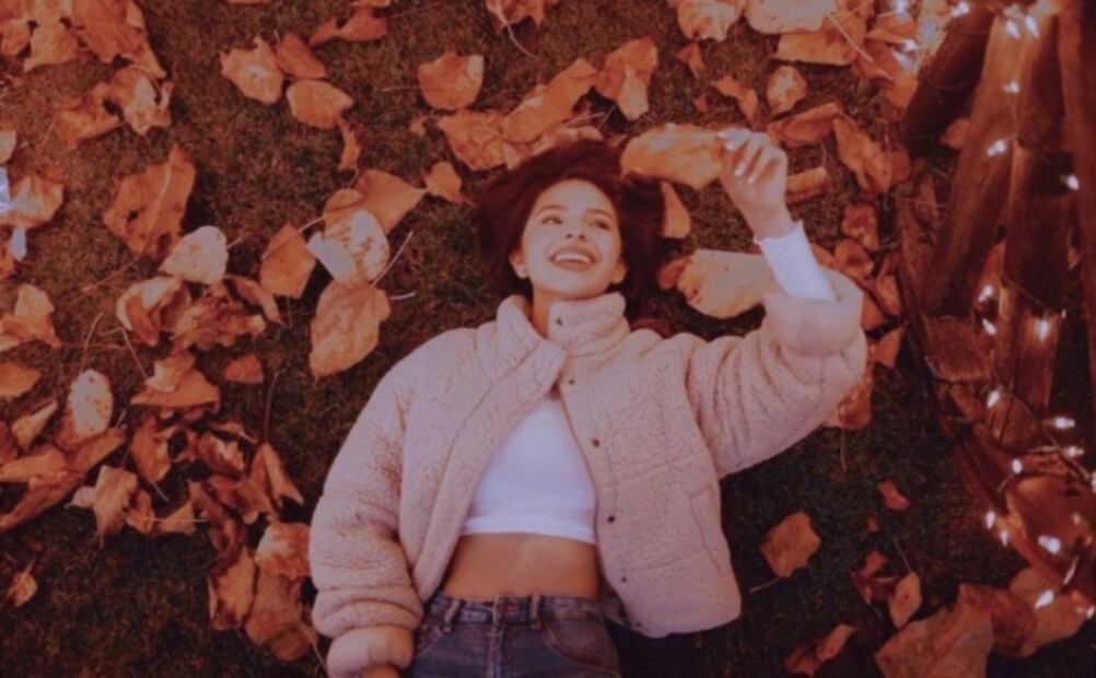 Ángela Aguilar tiene la chamarra perfecta para el otoño