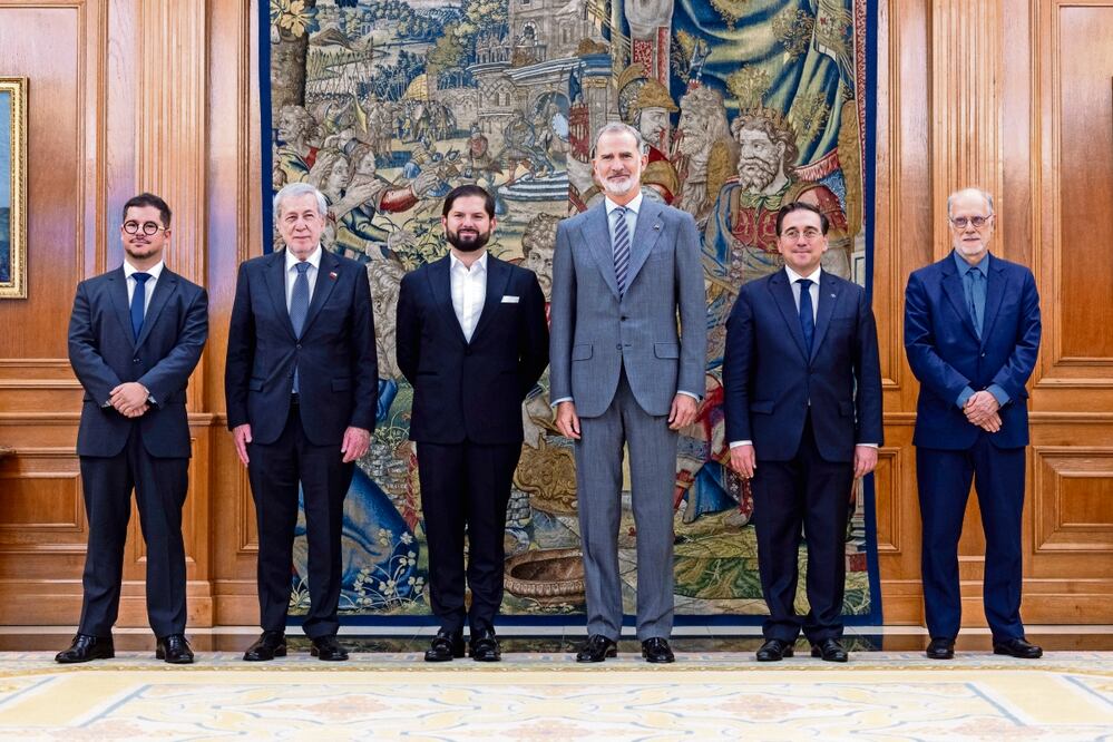 El presidente de Chile, Gabriel Boric (tercero de izq. a der.), quien estará en la cumbre con la UE, llegó el viernes a Madrid y se reunió con el rey Felipe VI (cuarto de izq. a der.). Foto: Daniel González / EFE