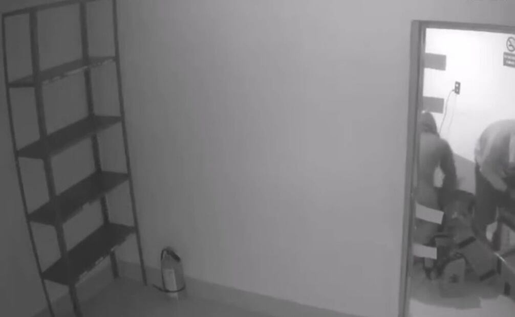 De acuerdo con un video que se difundió en redes sociales, dos sujetos ingresaron a la bodega del Consejo donde eran resguardados los paquetes electorales. Foto: captura de pantalla