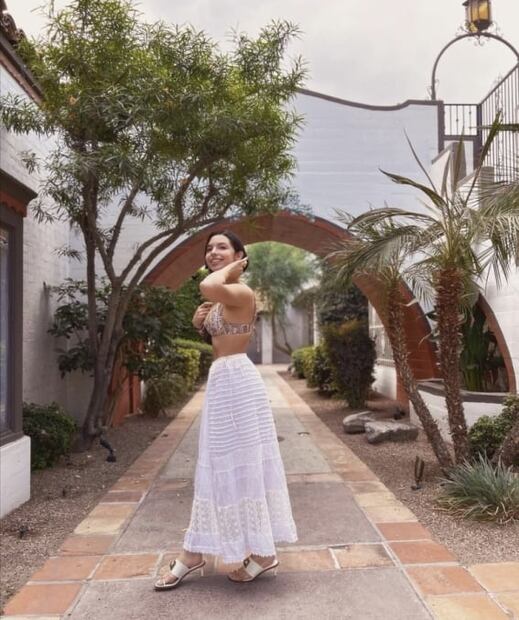 Ángela Aguilar se luce en bra de animal print y maxi falda blanca