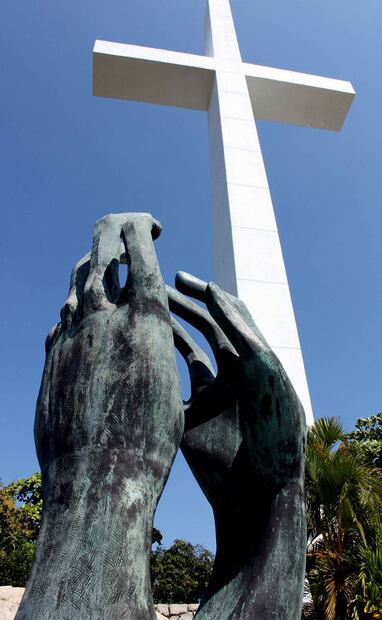 “Las manos de la hermandad” escultura realizada por el escultor Claudio Favier. Foto: Wikimedia Commons/ Especial.
