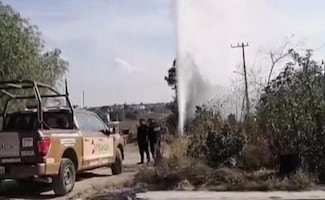Desalojan 20 viviendas tras fuga de combustible en Atotonilco de Tula, Hidalgo; chorro de hidrocarburo supera los 20 metros de altura