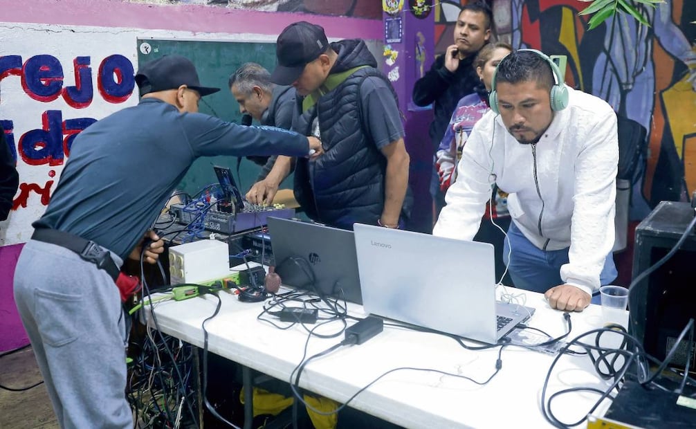 Los martes por la noche el barrio bravo vibra al ritmo de salsa y de cumbia
sonidera; además, hay talleres gratuitos para quienes no sepan bailar. Foto: Diego Prado / EL UNIVERSAL