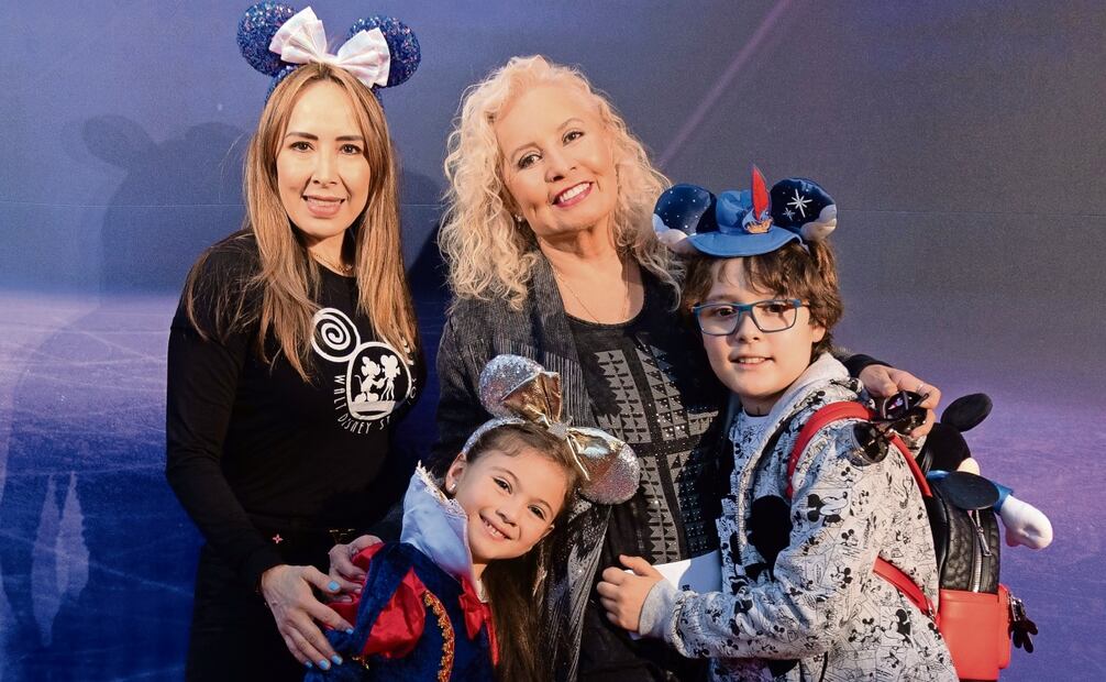 Carla Estrada desfiló junto a una pequeña princesa y un príncipe. Foto: OCESA