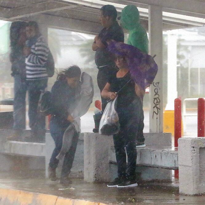 En Sonora el paso de Sergio provocó intensas lluvias y vientos de 65 km/h, que causaron inundaciones en sectores de los municipios de Hermosillo y Guaymas. (AMALIA ESCOBAR. EL UNIVERSAL)