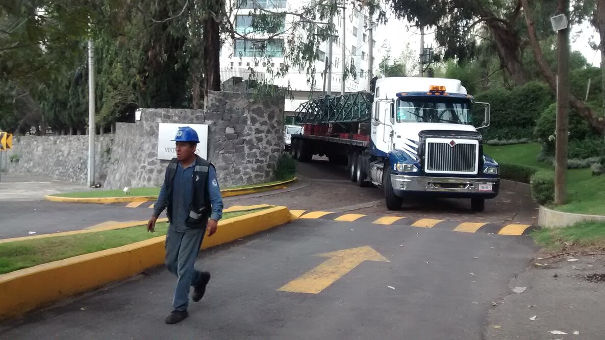 Una estructura de contrapeso de una antena de 10 toneladas fue retirada de un predio en Santa Fe para evitar riesgo de caída luego de un deslave (GERARDO SUÁREZ. EL UNIVERSAL)