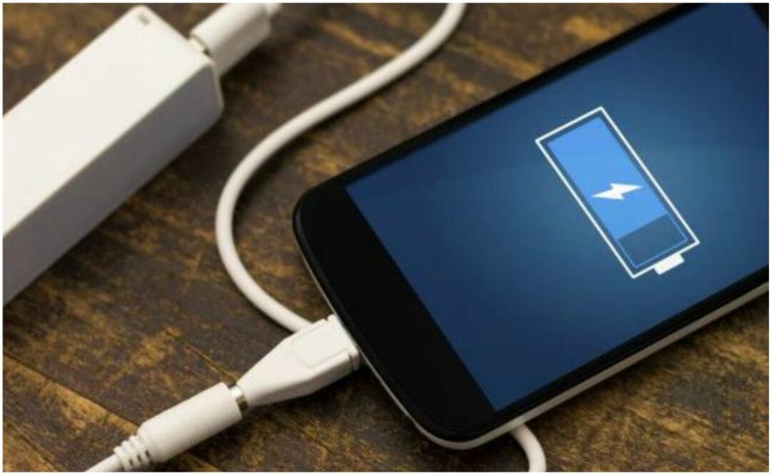 Es importante evitar dejar conectado el cargador. Foto: Archivo El Universal