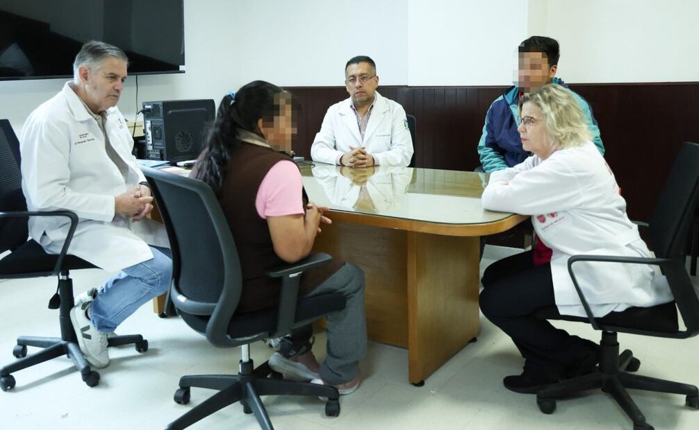 Personal de salud de la CDMX continúa en los hospitales, para asegurar que quienes permanecen internados reciban la atención que requieren. 
Foto: Especial