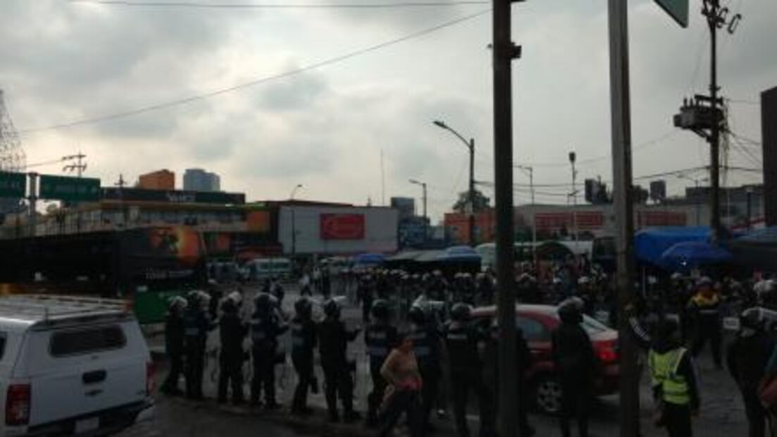 Taxistas bloquean avenida Jalisco en Tacubaya; denuncian extorsiones
