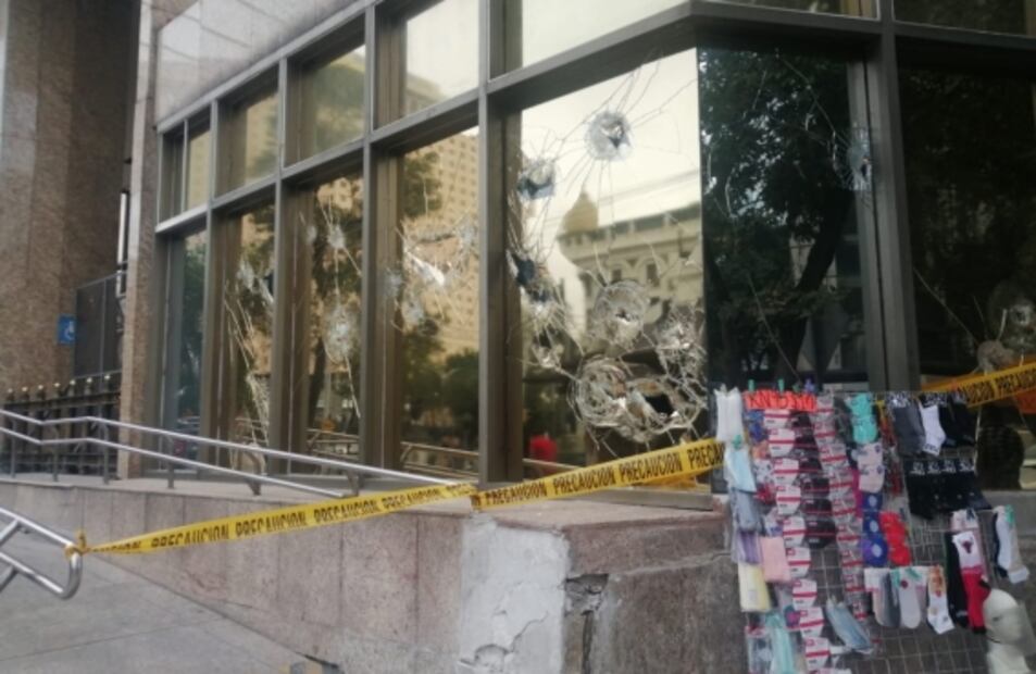 Realizan labores de limpieza en edificios y comercios dañados tras marcha por los 8 años del caso Ayotzinapa