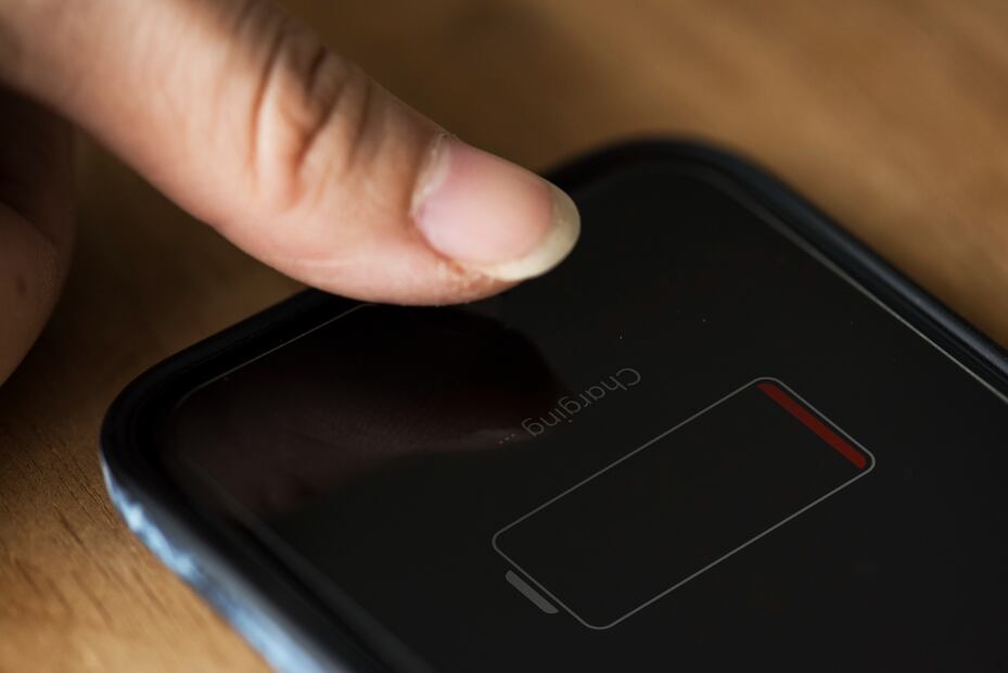 Los celulares y otros dispositivos móviles funcionan con baterías de litio. Pexels