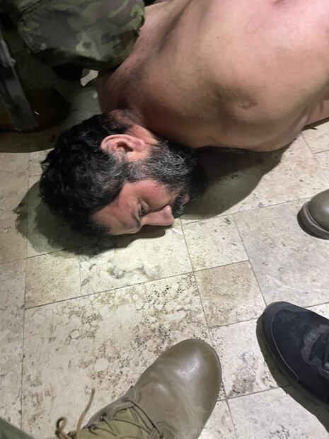 Una vez detenido, las autoridades pusieron a "Fito" sobre el suelo, y le pusieron las esposas, antes de trasladarlo en helicóptero a prisión. FOTO: EJÉRCITO DE ECUADOR