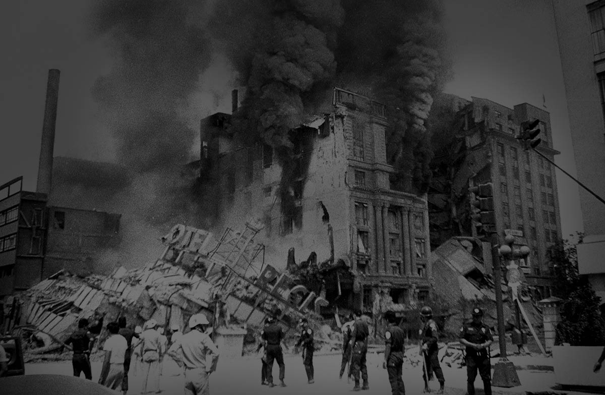 MEX10. CIUDAD DE M…XICO (M…XICO), 18/09/05.- ReproducciÛn de una imagen del fotografo mexicano Rogelio CuÈllar que forma parte de una exposiciÛn que el Gobierno del Distrito Federal ultima hoy, domingo 18 de septiembre dentro de los preparativos para conmemorar maÒana el XX Aniversario del terremoto que solÛ la capital mexicana en 1985, sobre la reja del Bosque de Chapultepec, en el Paseo de la Reforma de la capital. EFE/Mario Guzm·n