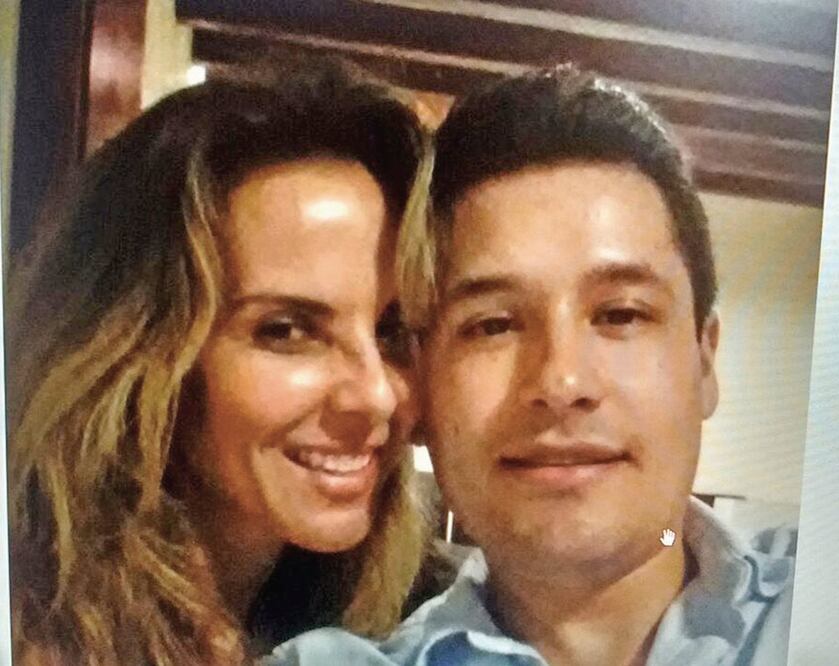 Una foto que al parecer fue sacada del celular de Alfredo Guzmán tras ser plagiado lo muestra junto a la actriz Kate del Castillo, en fecha desconocida (TOMADA DE TWITTER)