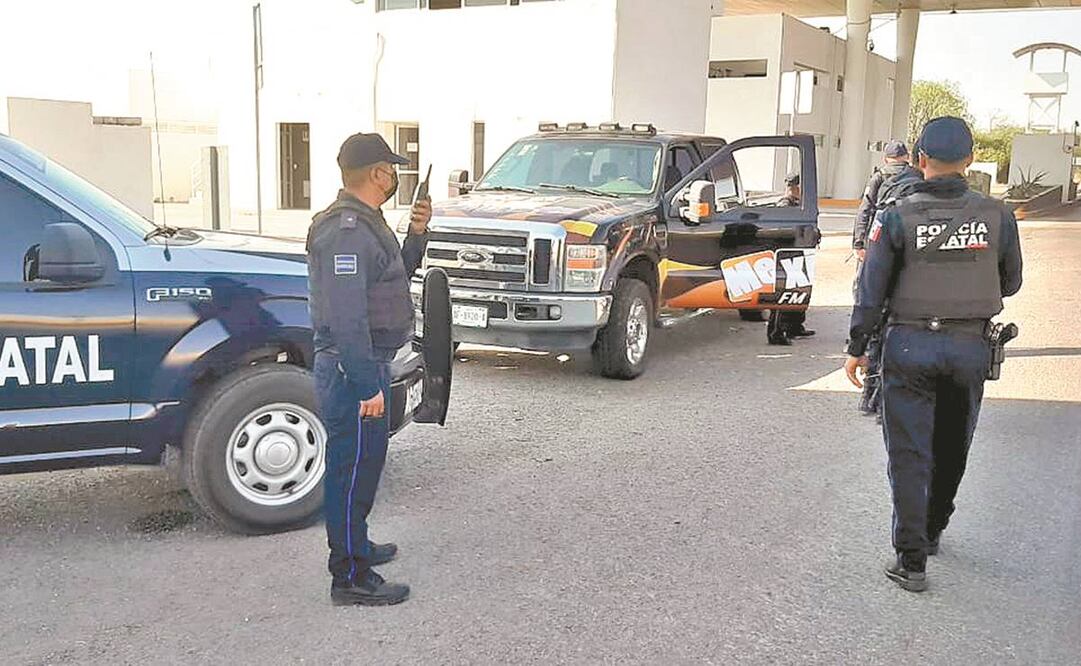 Seguridad Pública montó un operativo para el rescate de los dos reporteros y del conductor. Foto: Especial.