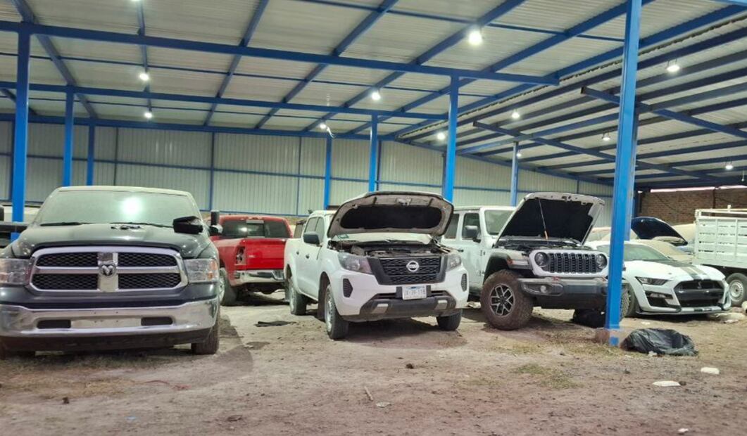 La Fiscalía de Jalisco aseguró 60 automotores de alta gama que ingresaron al país de forma clandestina desde los Estados Unidos. Foto: @FiscaliaJal