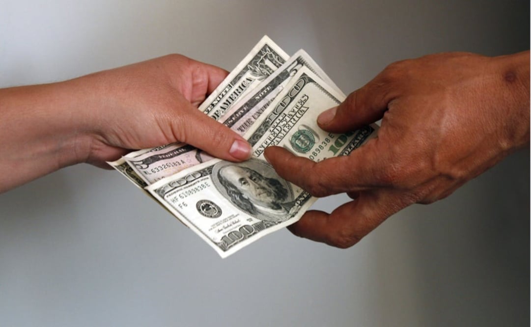 Dólar cierra en $18.80 a la venta en bancos