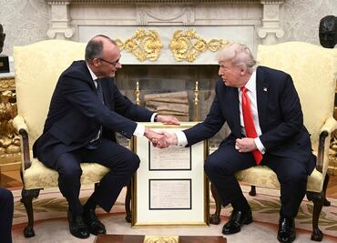 Merz regala a Trump el certificado de nacimiento de su abuelo alemán; celebran reunión bilateral en la Casa Blanca
