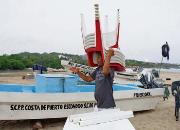 En Oaxaca retan al huracán; “No tenemos miedo, dicen pescadores”