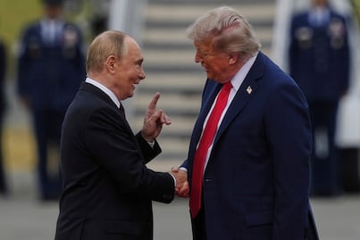 Así fue el saludo entre Trump y Putin en la cumbre de Alaska; el mandatario estadounidense le aplaudió a su par ruso