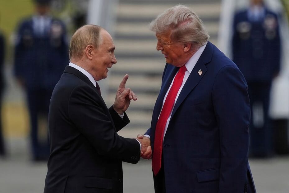 El presidente Donald Trump saluda al mandatario ruso Vladimir Putin, en la Base Conjunta Elmendorf-Richardson, Alaska. Foto: AP