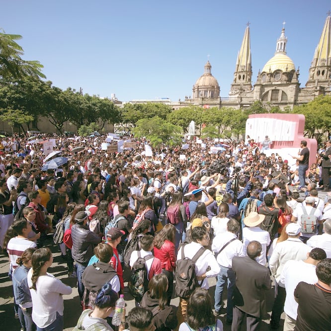Más de 4 mil estudiantes de la Universidad de Guadalajara se congregaron en la Plaza Liberación para protestar por la violencia contra la juventud en el estado. (FOTO: CARLOS ZEPEDA. EL UNIVERSAL)