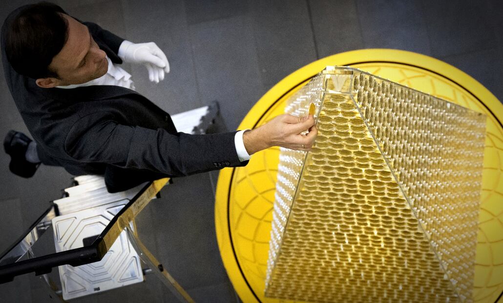 La empresa alemana Proaurum, especializada en el comercio de oro, presentó en Múnich el árbol de Navidad “más caro de Europa”. Foto: AP