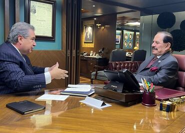 Juan Francisco Ealy Ortiz brinda entrevista a Leonardo Curzio en ADN 40; festeja 55 años al frente de EL UNIVERSAL