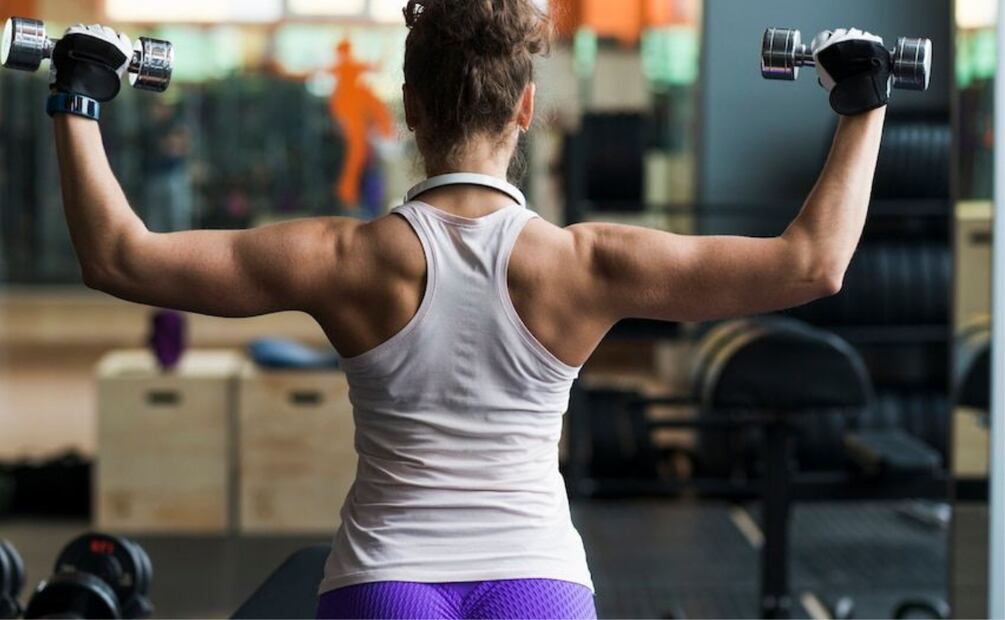 La evidencia científica ha llevado a que cada vez más expertos recomiendan el entrenamiento de fuerza como el mejor antídoto contra el deterioro físico y cognitivo. Foto: Archivo / EL UNIVERSAL