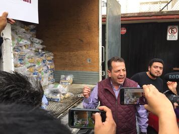 Investigan camioneta llena de despensas en la Portales