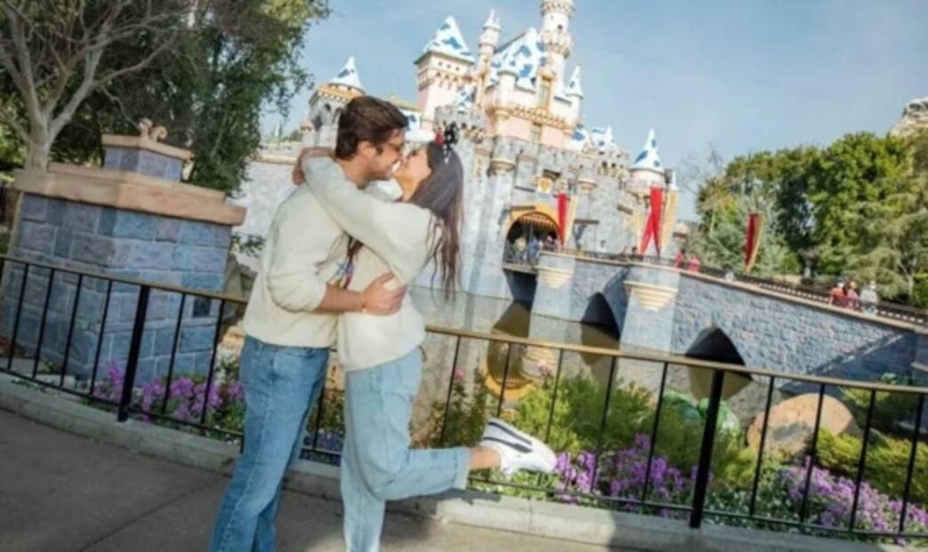 Diego Boneta y Renata Notni viven mágico y amoroso viaje a Disneyland