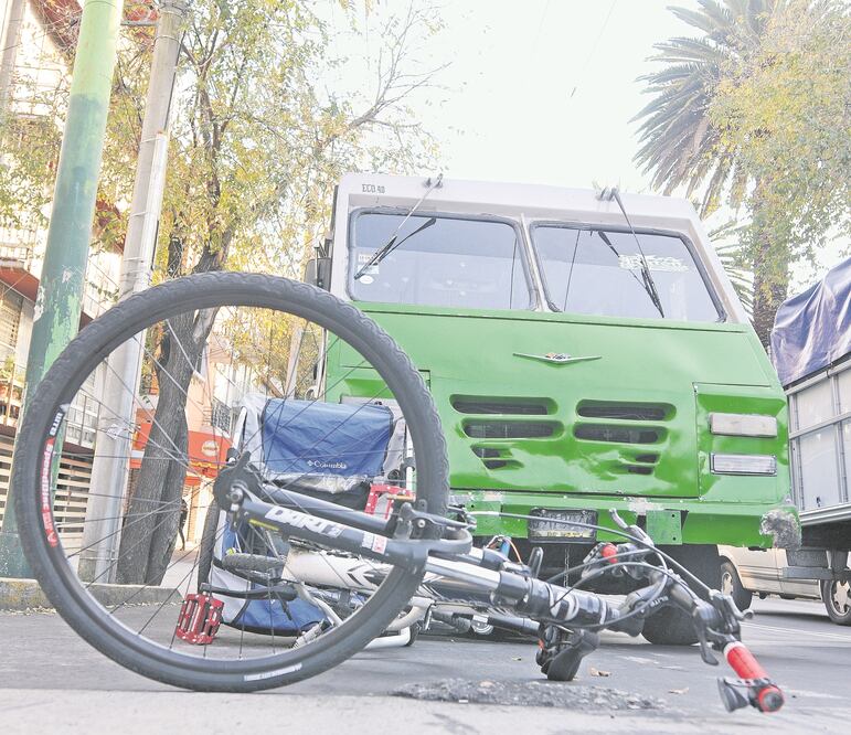 Víctima. En calles de Azcapotzalco, un ciclista fue arrollado por un camión de volteo que se dio a la fuga (ARCHIVO EL UNIVERSAL)