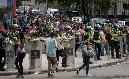 Policía venezolana reprime protestas por escasez