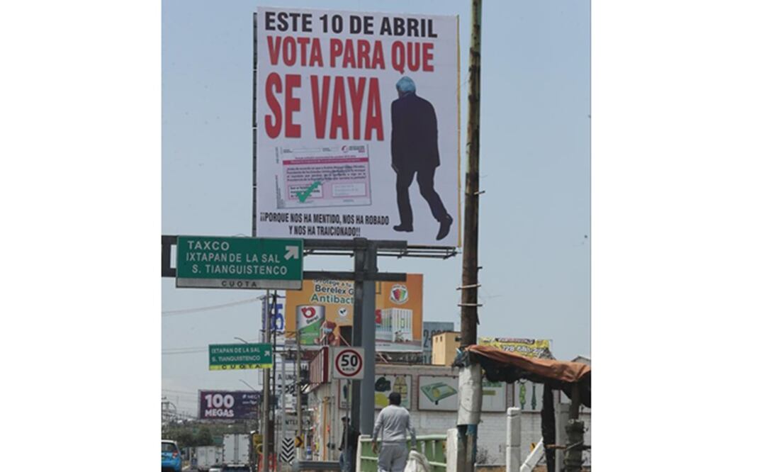 Uno de los espectaculares en el lugar tiene la leyenda: "Este 10 de abril vota para que se vaya. ¡Porque nos ha mentido, nos ha robado y nos ha traicionado!". Foto: Jorge Alvarado / EL UNIVERSAL 