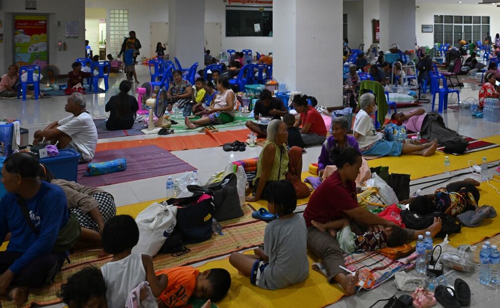 Evacuados en un centro de evacuación del gobierno tailandés, donde han sido reubicados debido a los enfrentamientos entre soldados tailandeses y camboyanos a lo largo de la disputada frontera en la provincia de Surin, Tailandia, el 26 de julio de 2025. Foto: EFE