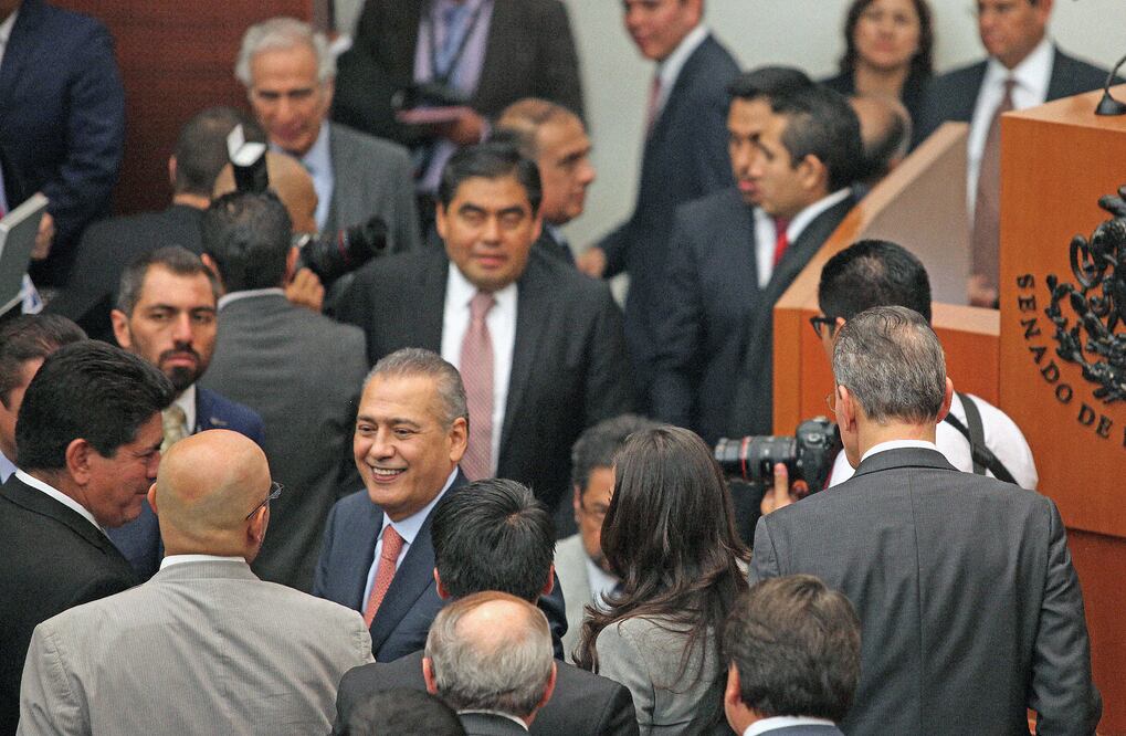 Todos los legisladores de oposición, sean del PAN, PRD o PT “cerraron filas” co n Manlio Fabio Beltrones, quien solicitó licencia para irse a dirigir el PRI (VALENTE ROSAS. EL UNIVERSAL)