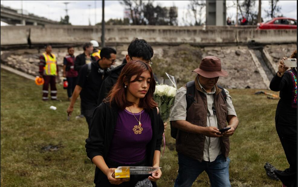Personas llegan hasta el bajo Puente de la Concordia para dejar veladoras y orar por las víctimas de la explosión de una pipa de gas en la alcaldía Iztapalapa, el jueves 11 de septiembre de 2025. Foto: Hugo Salvador/EL UNIVERSAL
