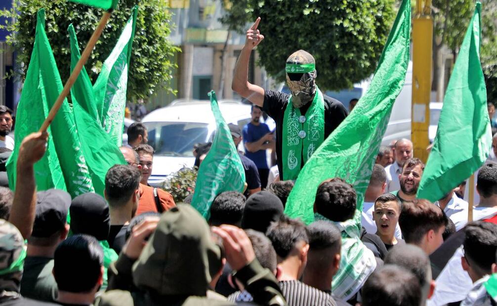 Los palestinos ondean banderas y corean consignas en la ciudad ocupada de Hebrón, en Cisjordania. Foto: AFP