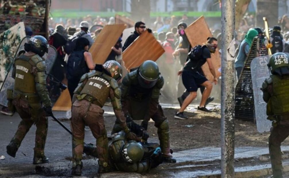 Durante protestas, manifestantes roban más de 200 mil dólares en banco de Chile 