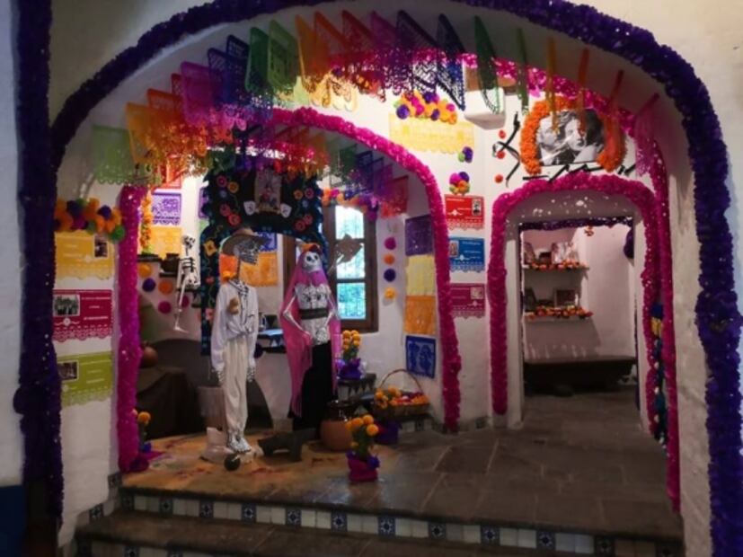 Altares de muertos y gastronomía tradicional mexicana en casa del Indio Fernández