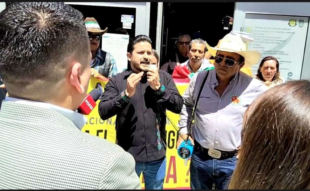 El diputado Eduardo Van Wormer, presidente de la Junta de Gobierno y Coordinación Política, salió a escuchar a los manifestantes  (05/08/2025). Foto: Especial