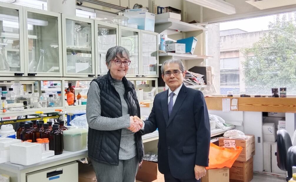 El autor con la Dra. Ma. Eugenia G. Bonaparte, del Instituto de Investigaciones Biomédicas de la UNAM.
