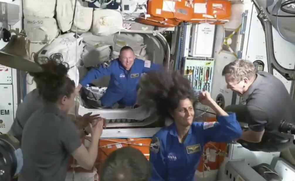 Los astronautas de la NASA Butch Wilmore y Suni Williams son recibidos por la tripulación de la Estación Espacial Internacional a su llegada utilizando la nave espacial Boeing Starliner. Foto: Nasa  vía AP, Archivo.