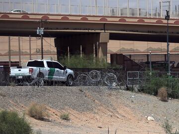 Texas amplía controversial alambrada antimigrantes en la frontera con México