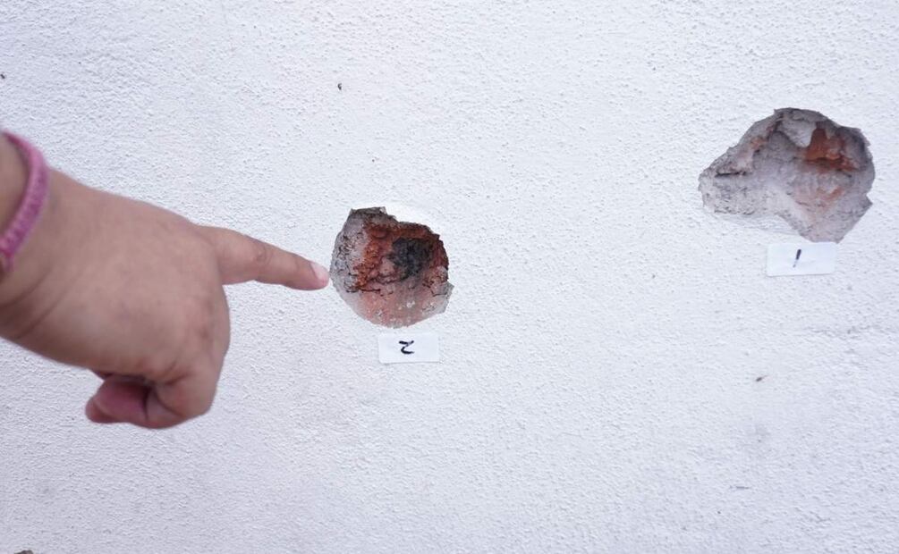 Se observan impactos de bala en una pared tras un tiroteo en el Barrio Nuevo de Irapuato, Guanajuato (25/06/2025). Foto: Mario Armas / AFP