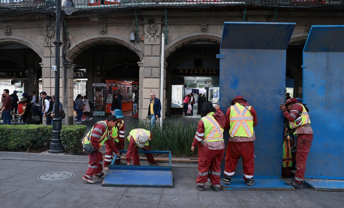 Vallas metálicas fueron colocadas en los alrededores de Palacio Nacional y la Catedral Metropolitana en el Zócalo de la Ciudad de México ante las movilizaciones de la CNTE y la Generación Z, el martes 11 de noviembre de 2025. Foto: Fernanda Rojas/EL UNIVERSAL