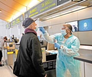 Pese a emergencia en EU, saturan aeropuertos