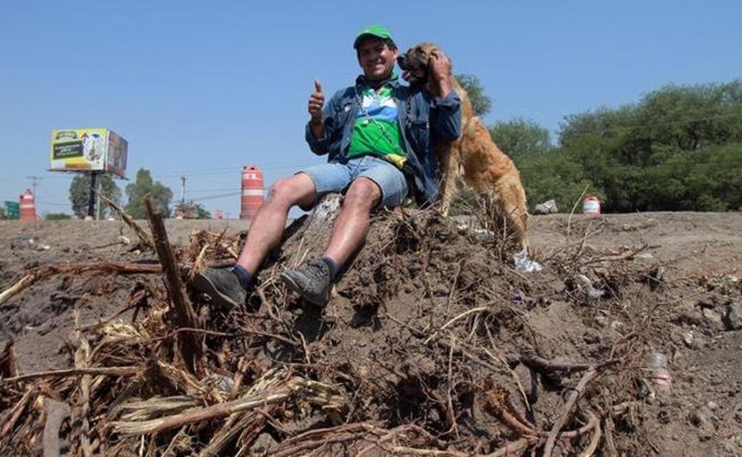 Jorge del Bosque is on the side of the highway, where he hopes to save 300 trees from being cut down; he says the company in charge of cutting the trees will take legal action for his meddling with their work. Photo: César Gómez/EL UNIVERSAL
